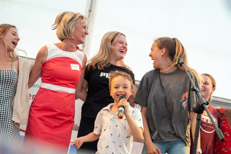 Großes Schulfest am Main - mit buntem Bühnenprogramm und Ausstellung im Schulhaus